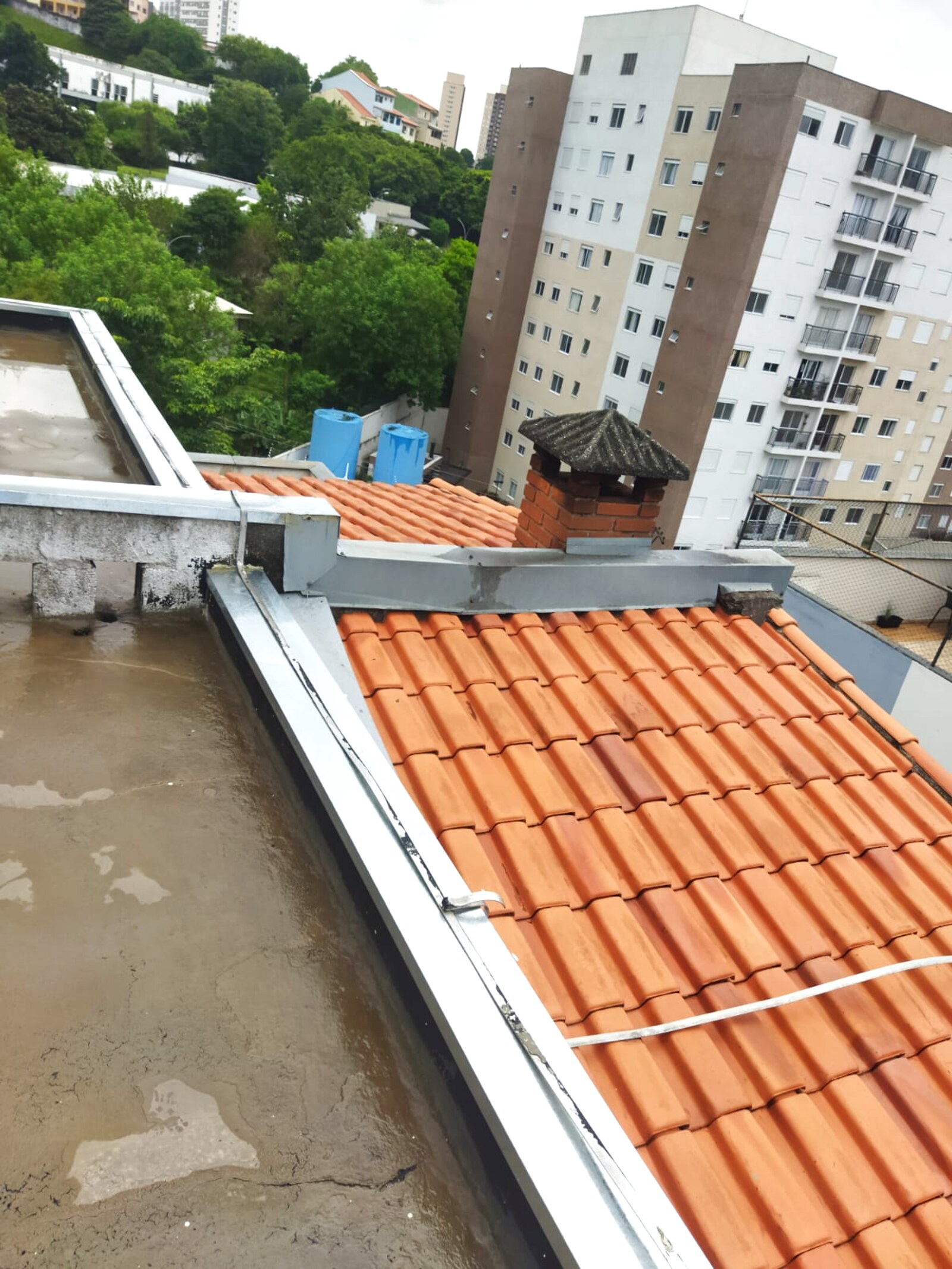 Telhado, rufos e calhas: a primeira linha de defesa contra a chuva